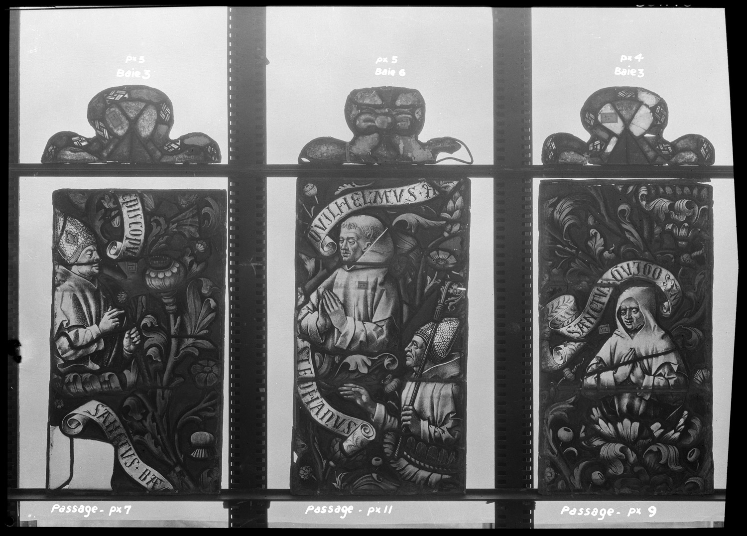 Vestibule : baie 3, panneaux de vitrail 4 et 5 ; Baie 6, panneau de vitrail 5 ; Passage : panneaux de vitrail 7, 9 et 11 [vestibule]