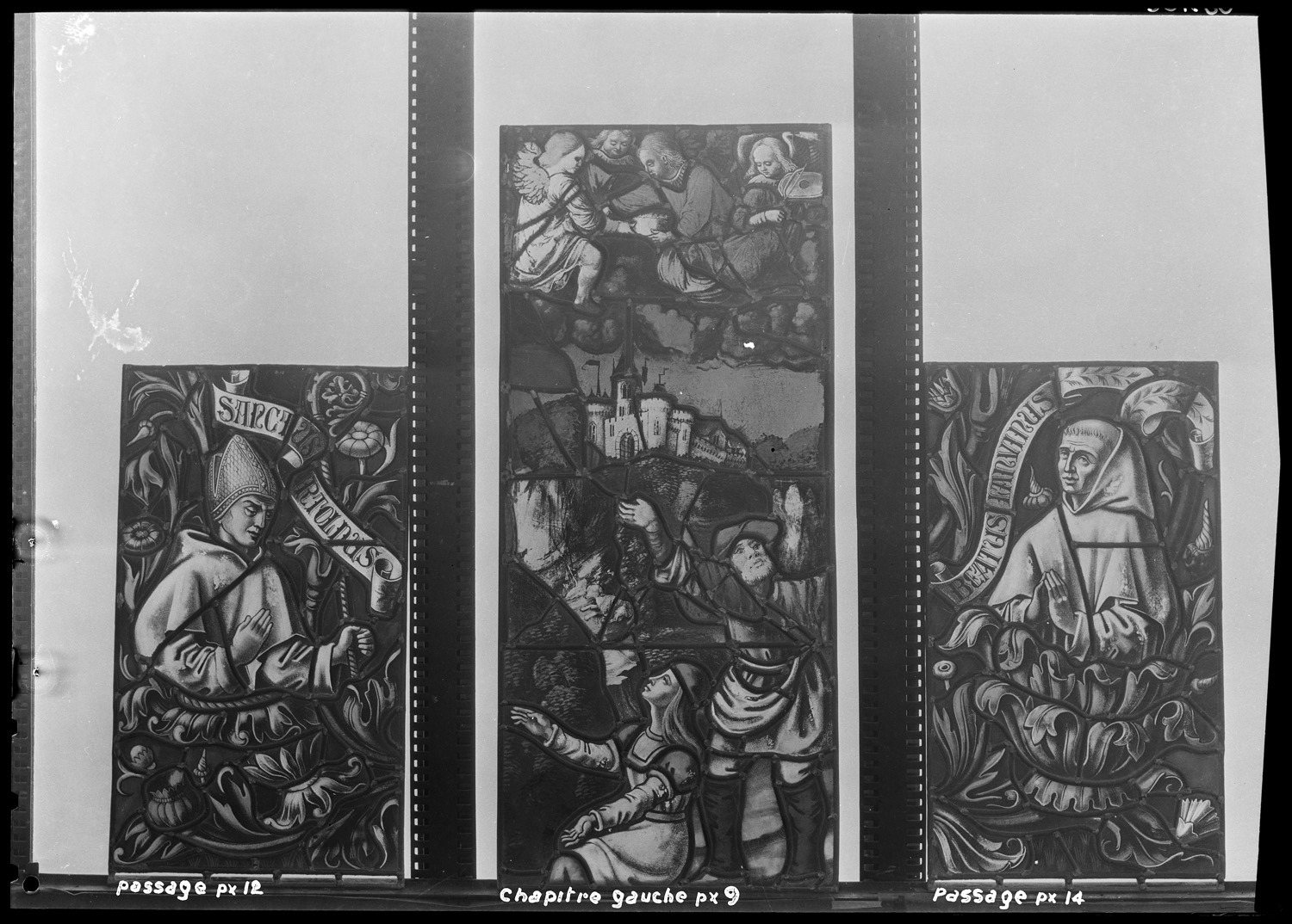 Salle capitulaire : passage, panneaux de vitrail 12 et 14 ; Chapitre gauche : panneau de vitrail 9 [vestibule et salle capitulaire]