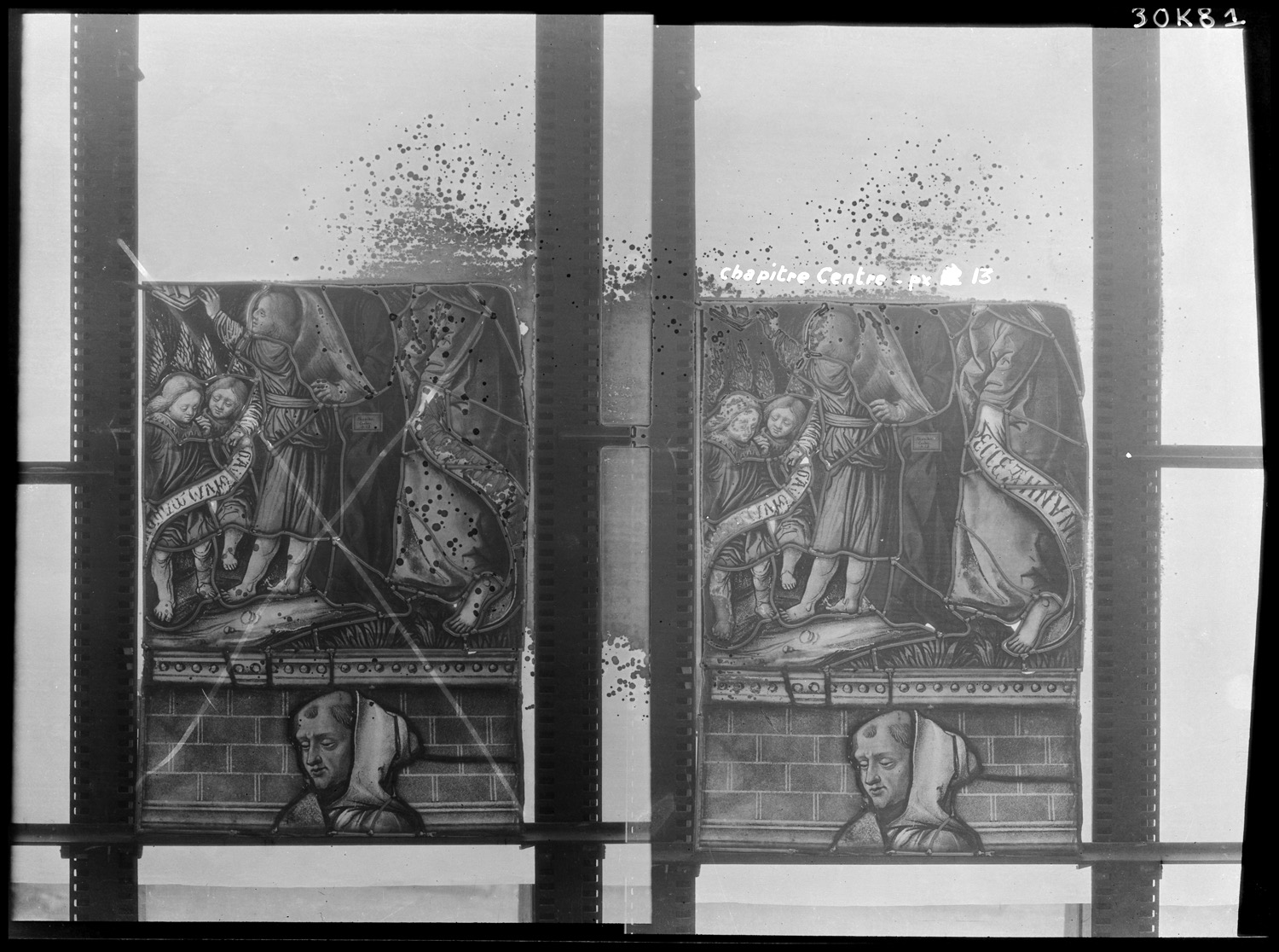 Salle capitulaire : chapitre centre, panneau de vitrail 13 [salle capitulaire]