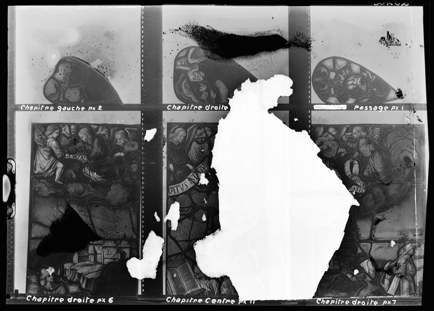 Passage : panneau de vitrail 1 ; Chapitre gauche : panneau de vitrail 2 ; Chapitre centre : panneau de vitrail 11 ; Chapitre droite : panneaux de vitrail 2, 2bis, 6 et 7 [vestibule et salle capitulaire]