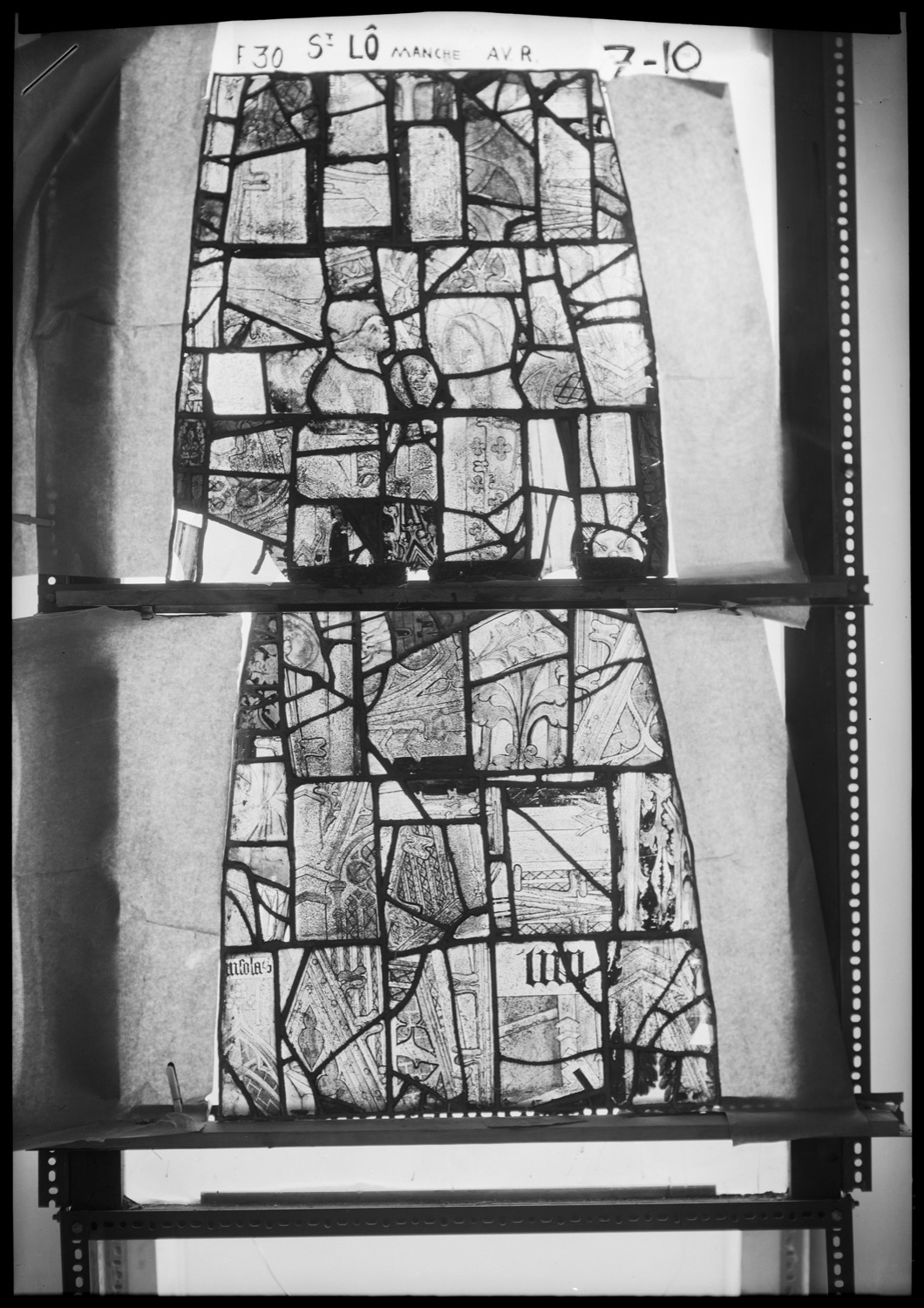 Baie 30, panneaux de vitrail 7 et 10