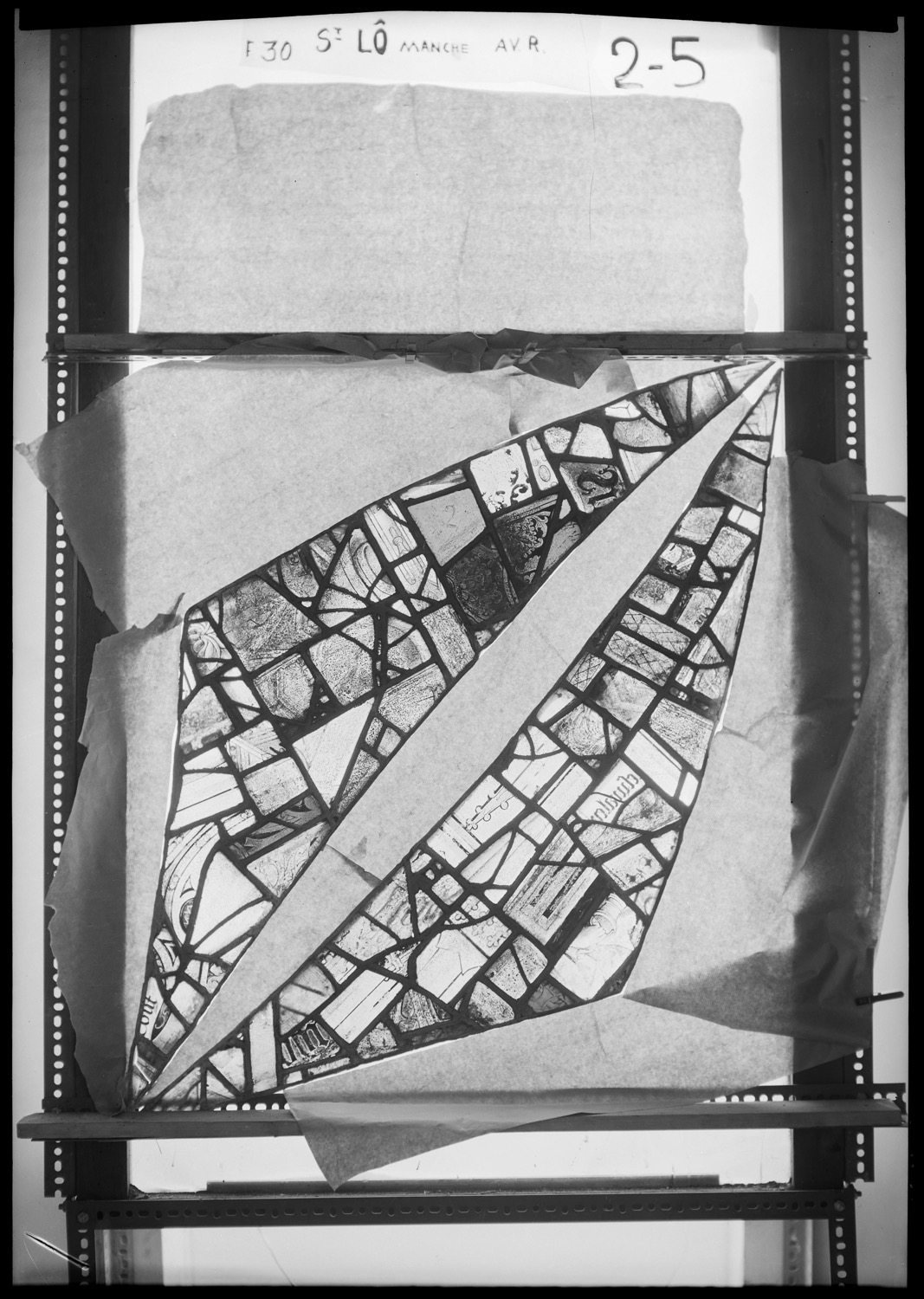 Baie 30, panneaux de vitrail 2 et 5