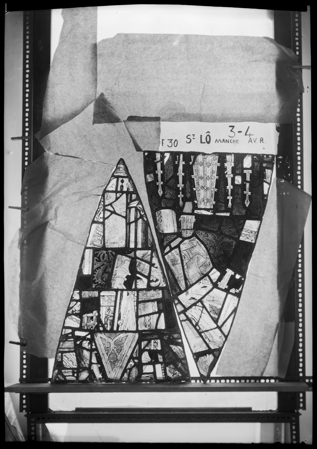 Baie 30, panneaux de vitrail 3 et 4