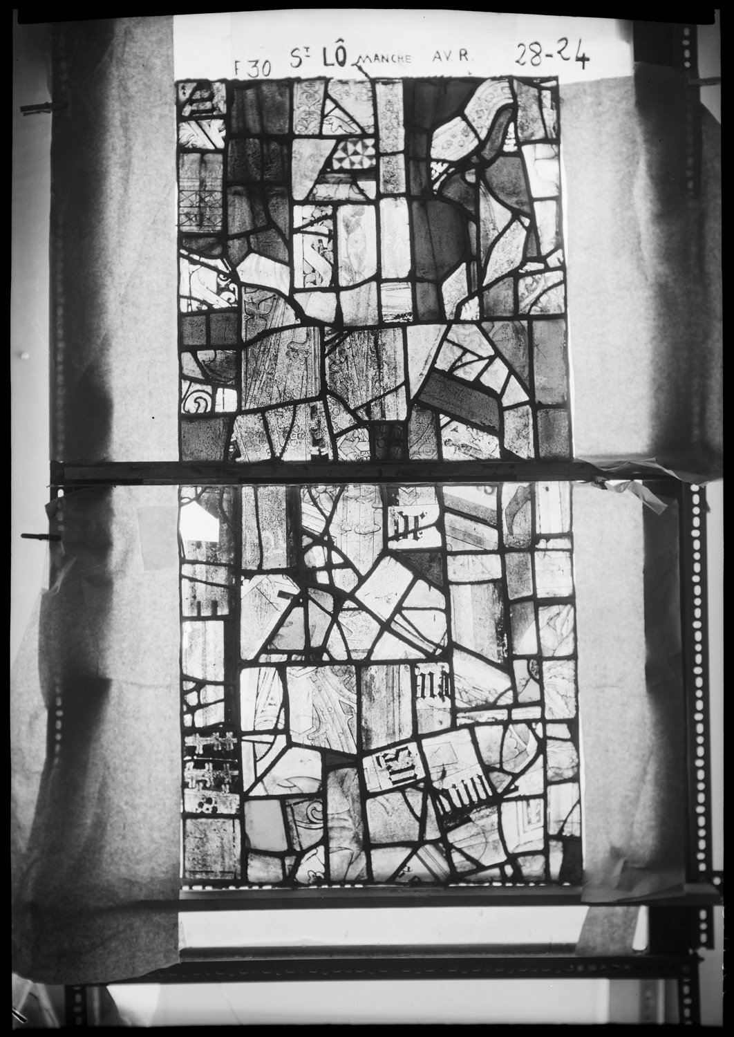 Baie 30, panneaux de vitrail 24 et 28