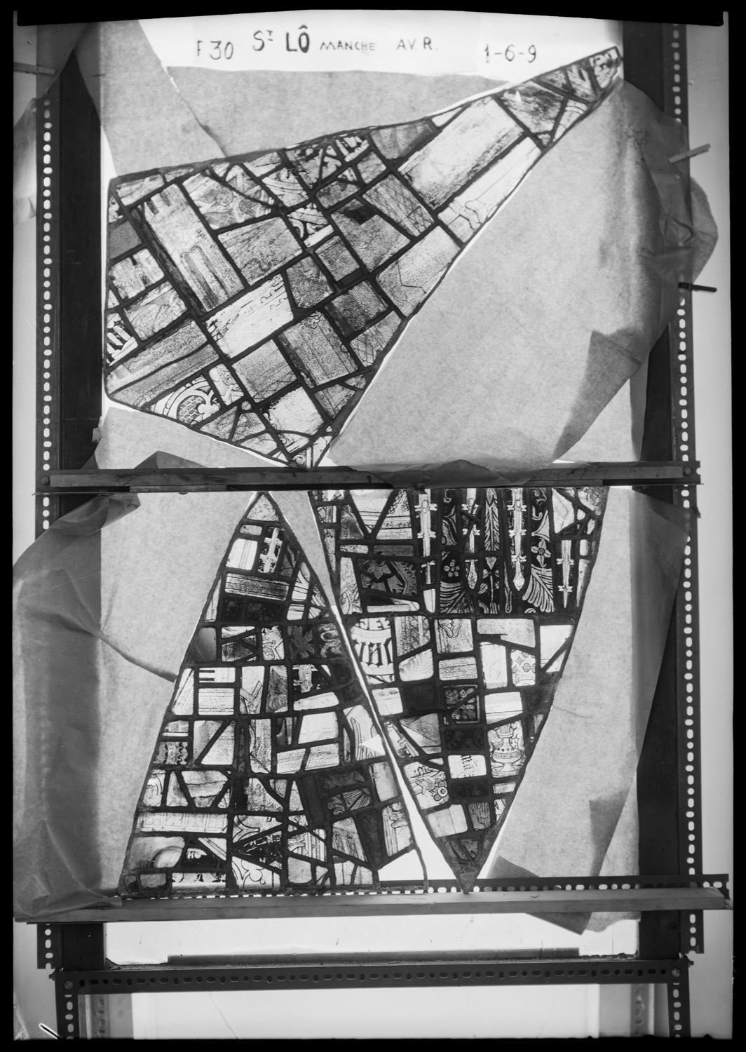 Baie 30, panneaux de vitrail 1, 6 et 9