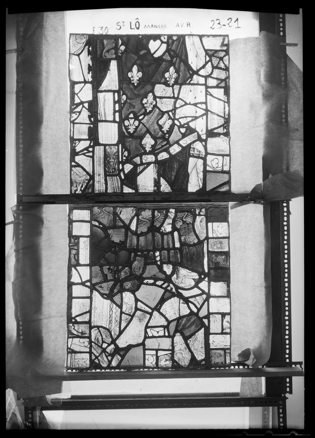 Baie 30, panneaux de vitrail 21 et 23
