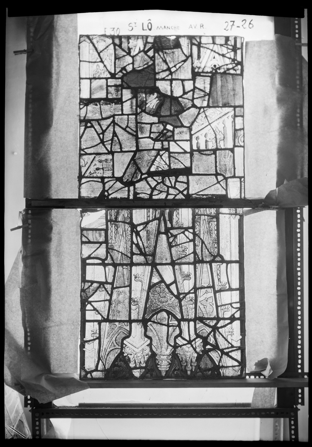 Baie 30, panneaux de vitrail 26 et 27