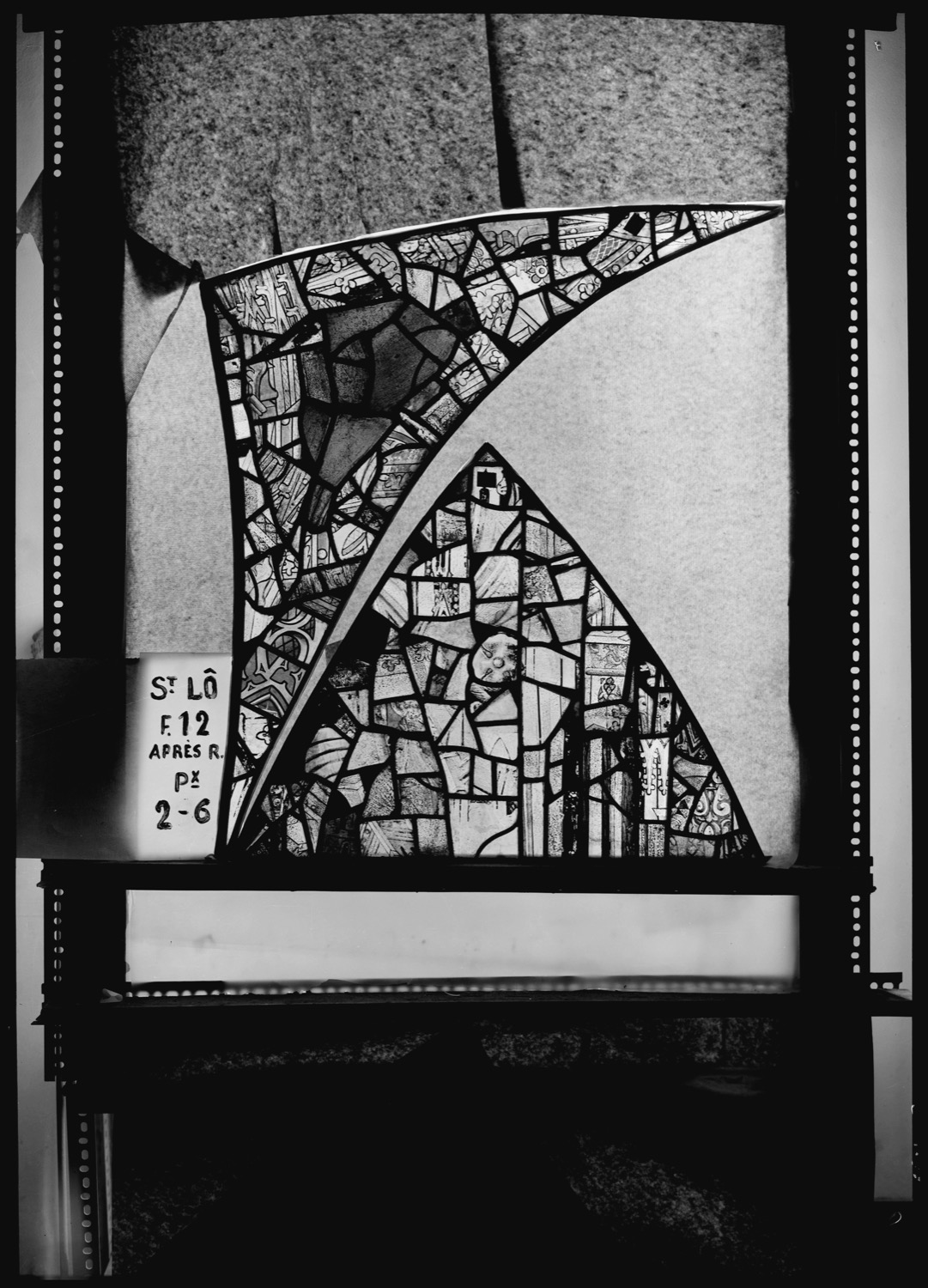 Baie 12, panneaux de vitrail 2 et 6 [Baie 14]