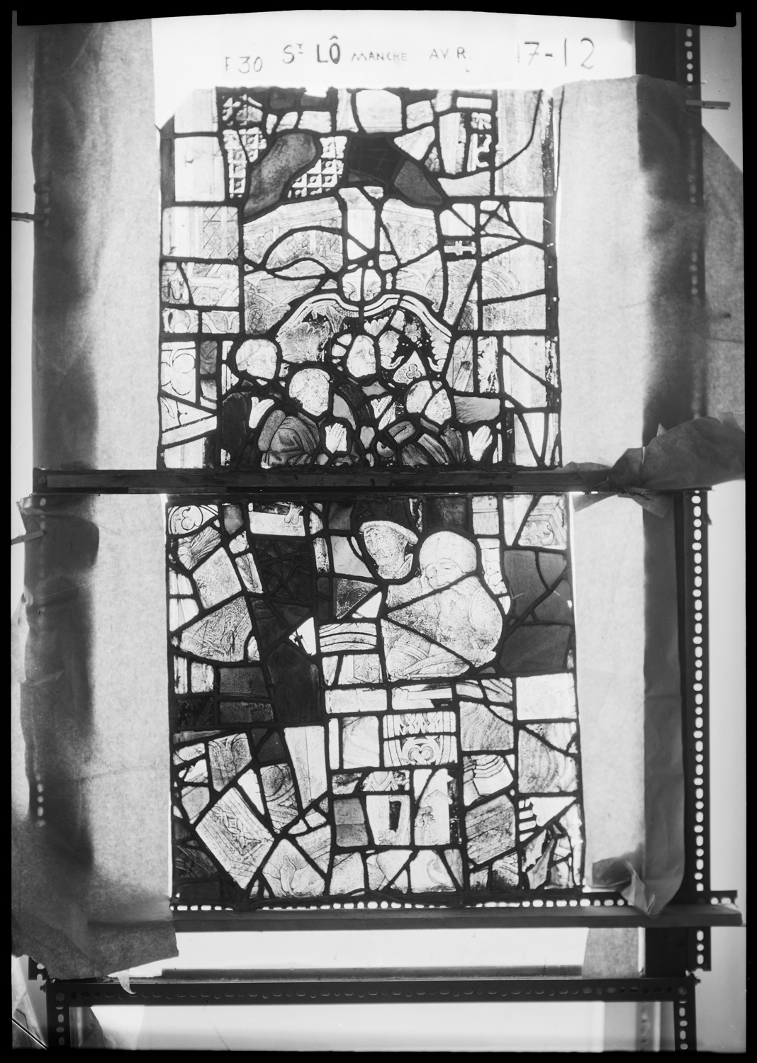 Baie 30, panneaux de vitrail 12 et 17