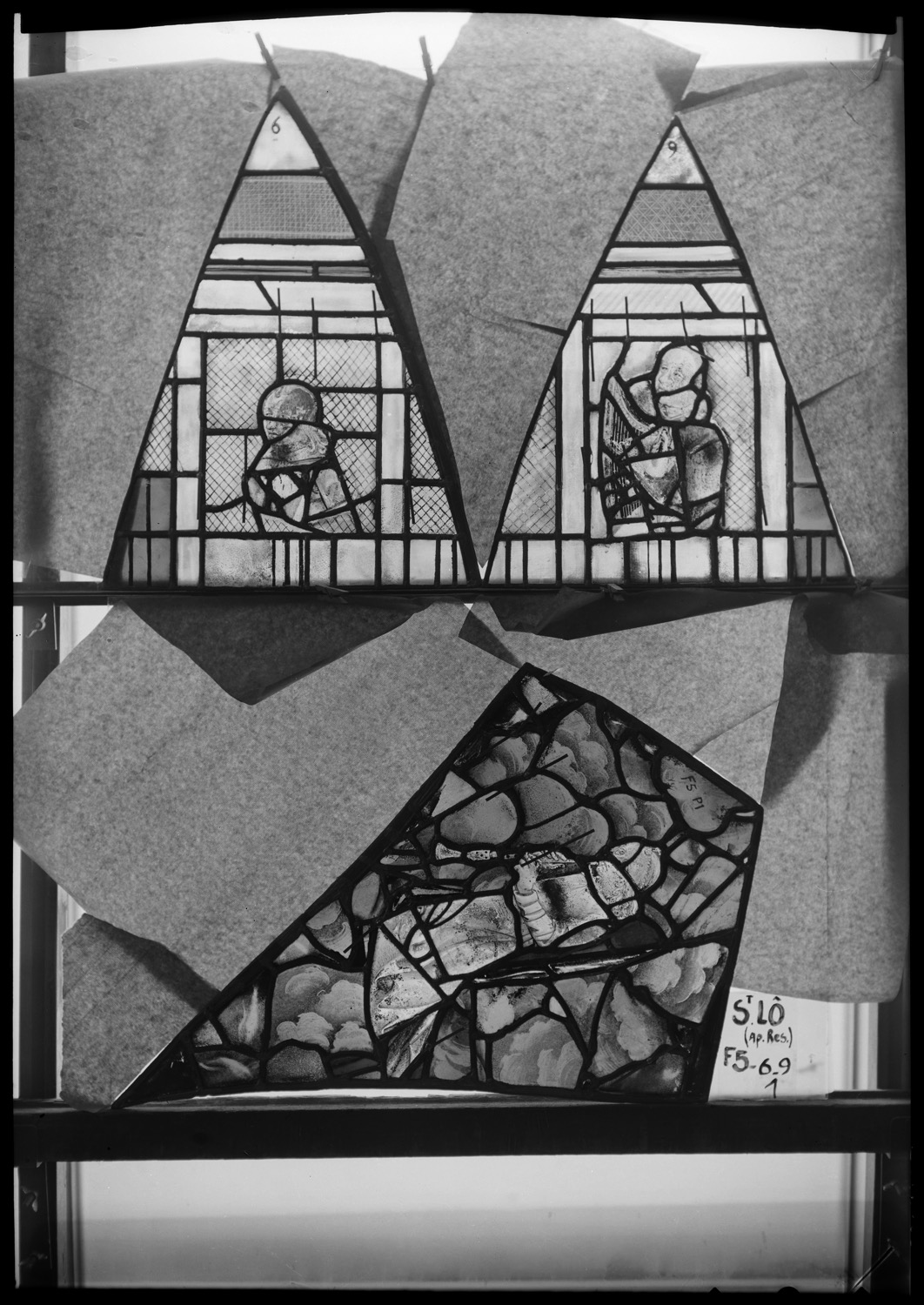 Baie 5, panneaux de vitrail 1, 6 et 9 [Baie 28]