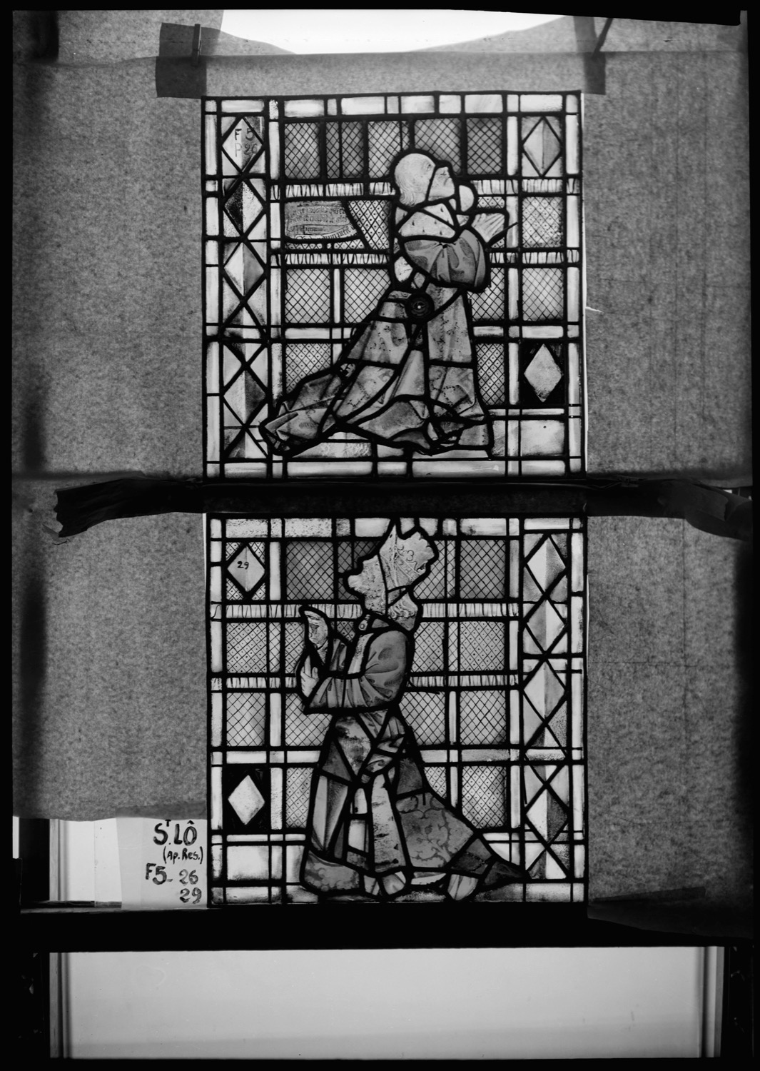 Baie 5, panneaux de vitrail 26 et 29 [Baie 28]