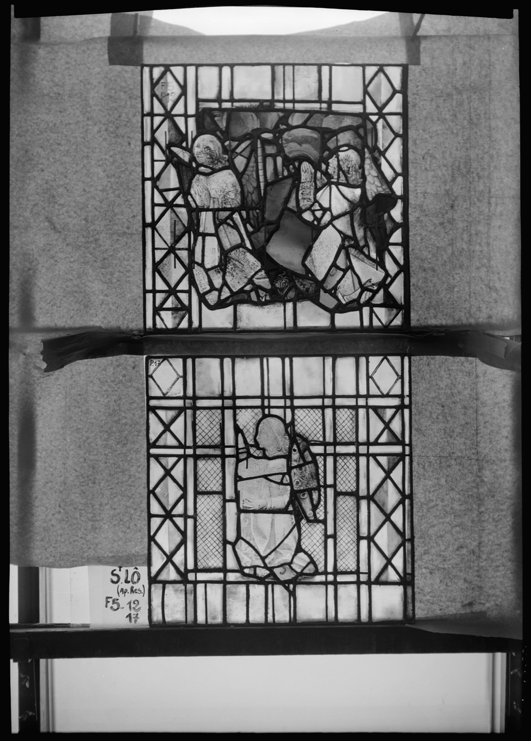 Baie 5, panneaux de vitrail 12 et 17 [Baie 28]