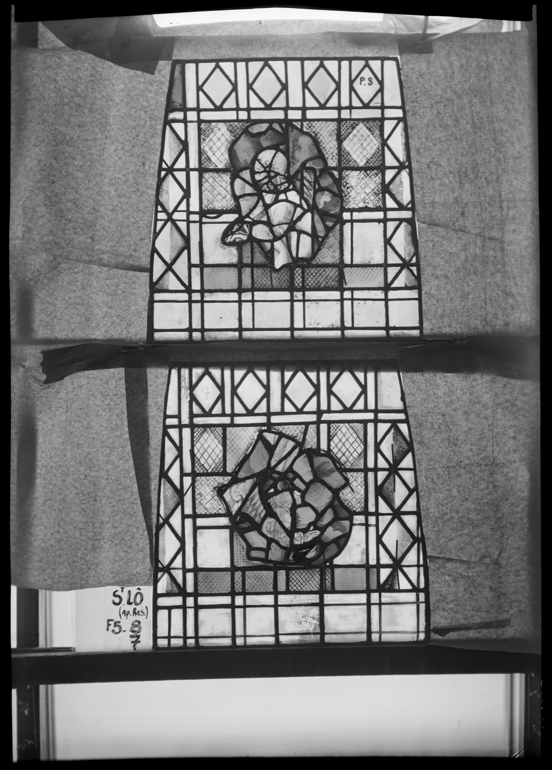 Baie 5, panneaux de vitrail 7 et 8 [Baie 28]