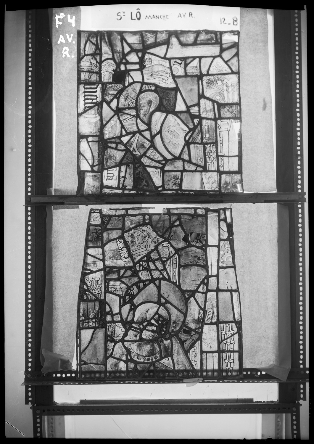 Baie 4, panneaux de vitrail 8 et 12 [Baie 30]