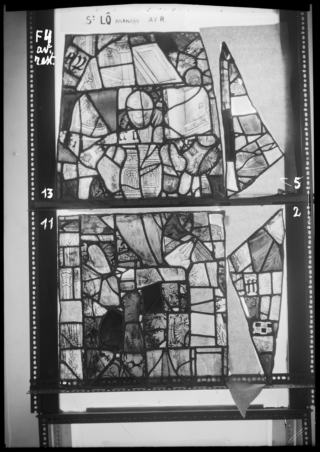Baie 4, panneaux de vitrail 2, 5, 11 et 13 [Baie 30 ; Baie 32]