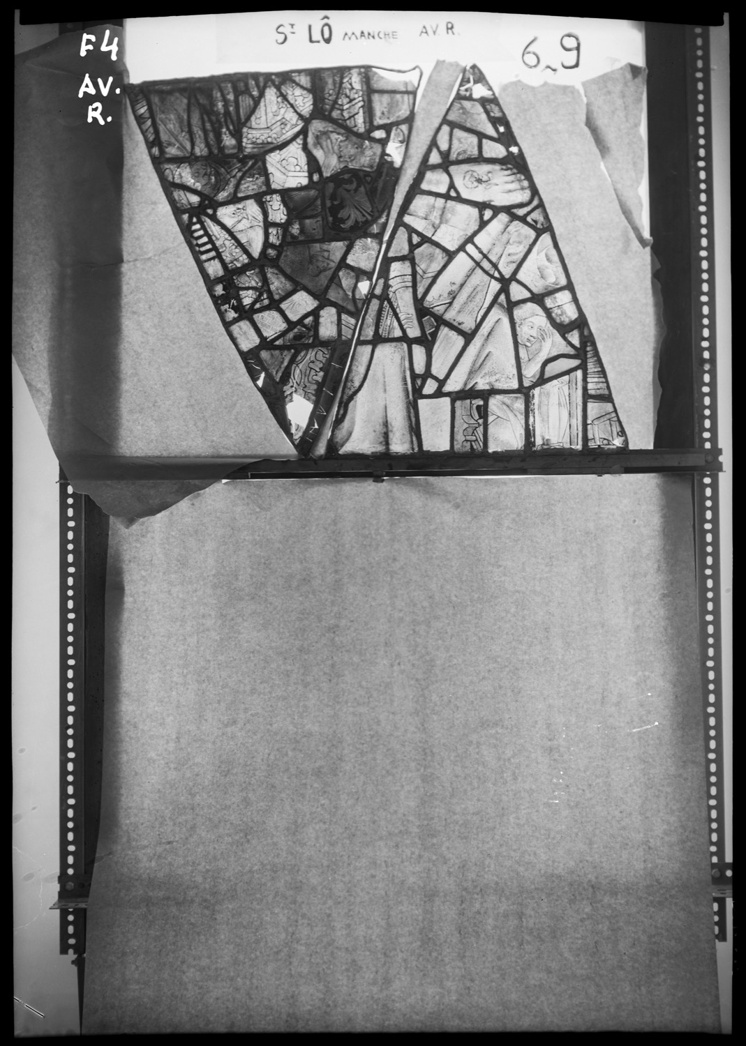 Baie 4, panneaux de vitrail 6 et 9