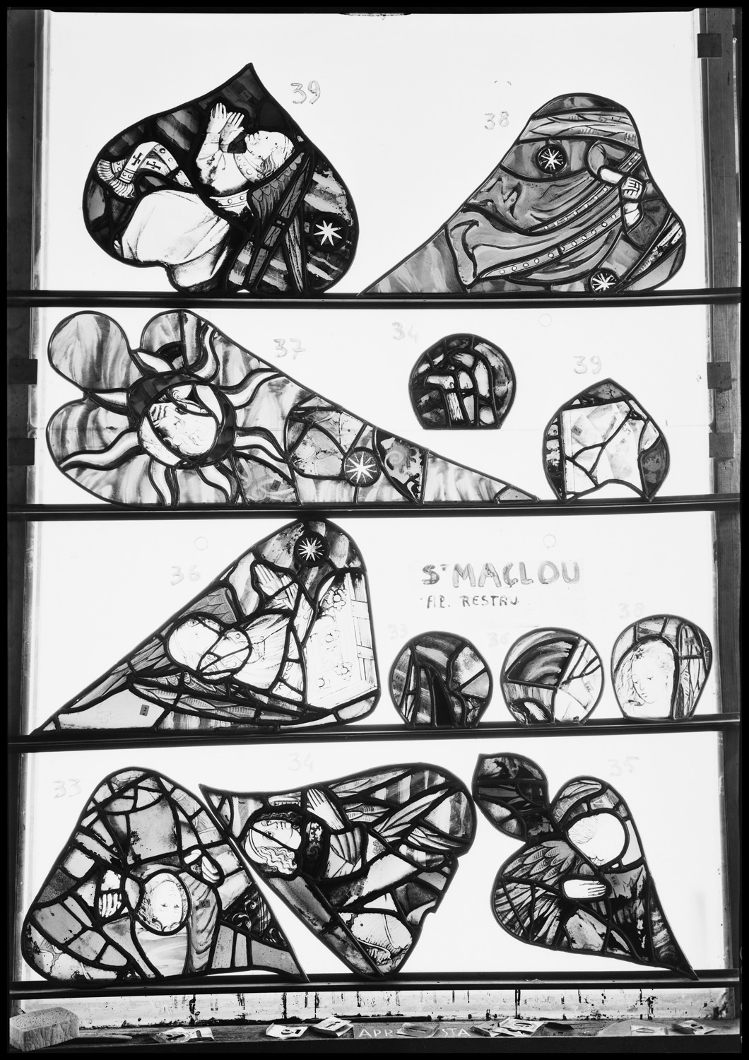 Panneaux de vitrail 33, 34, 35, 36, 37, 38 et 39 [Baie 125]