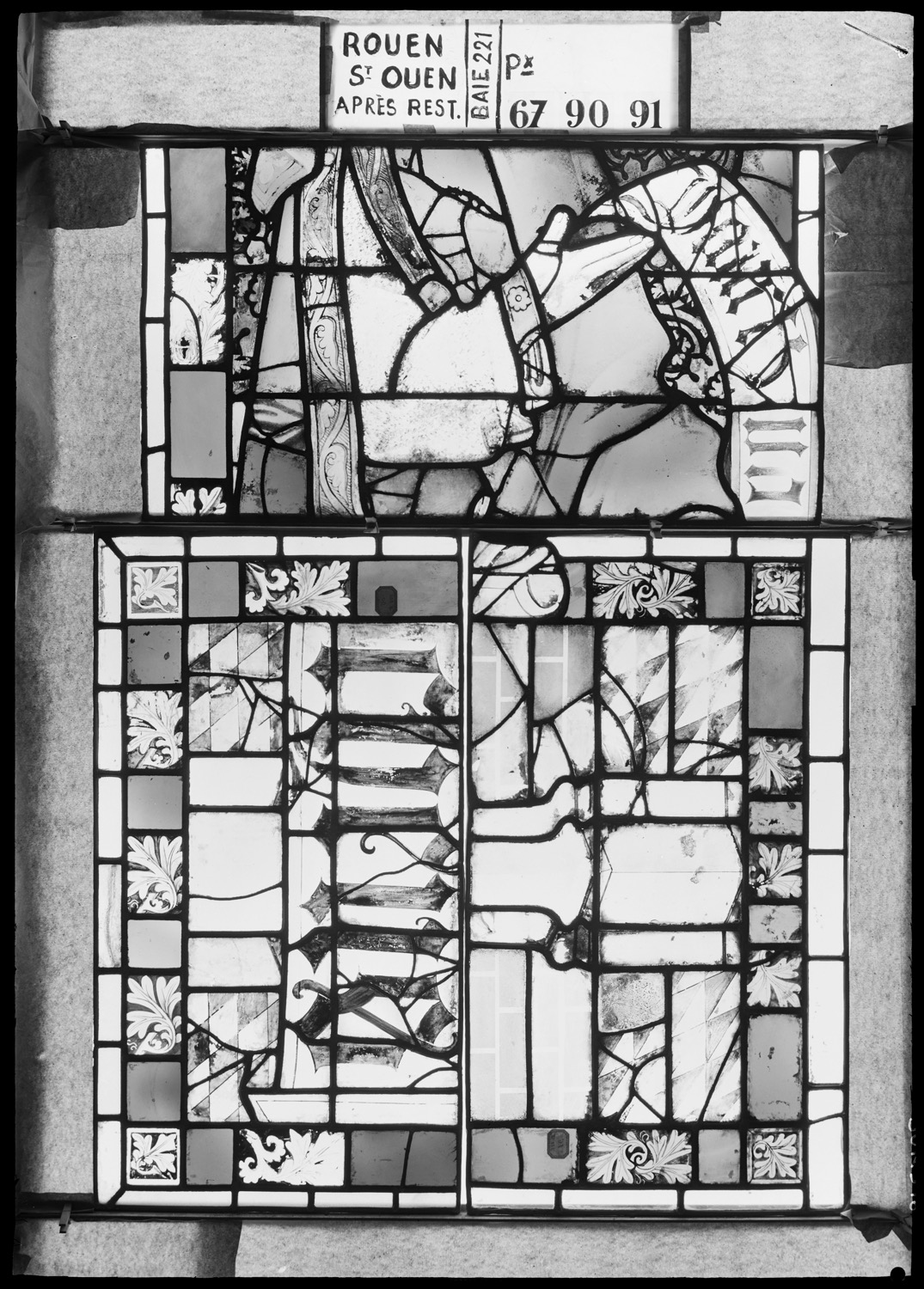 Eglise abbatiale : baie 221, panneaux de vitrail 67, 90 et 019 [Baie 219]