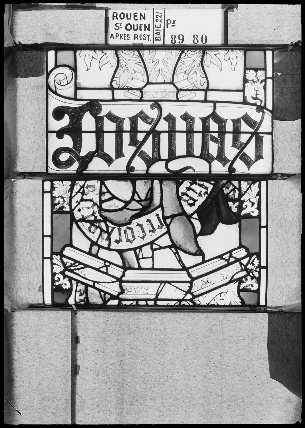Eglise abbatiale : baie 221, panneaux de vitrail 80 et 89 [Baie 219]
