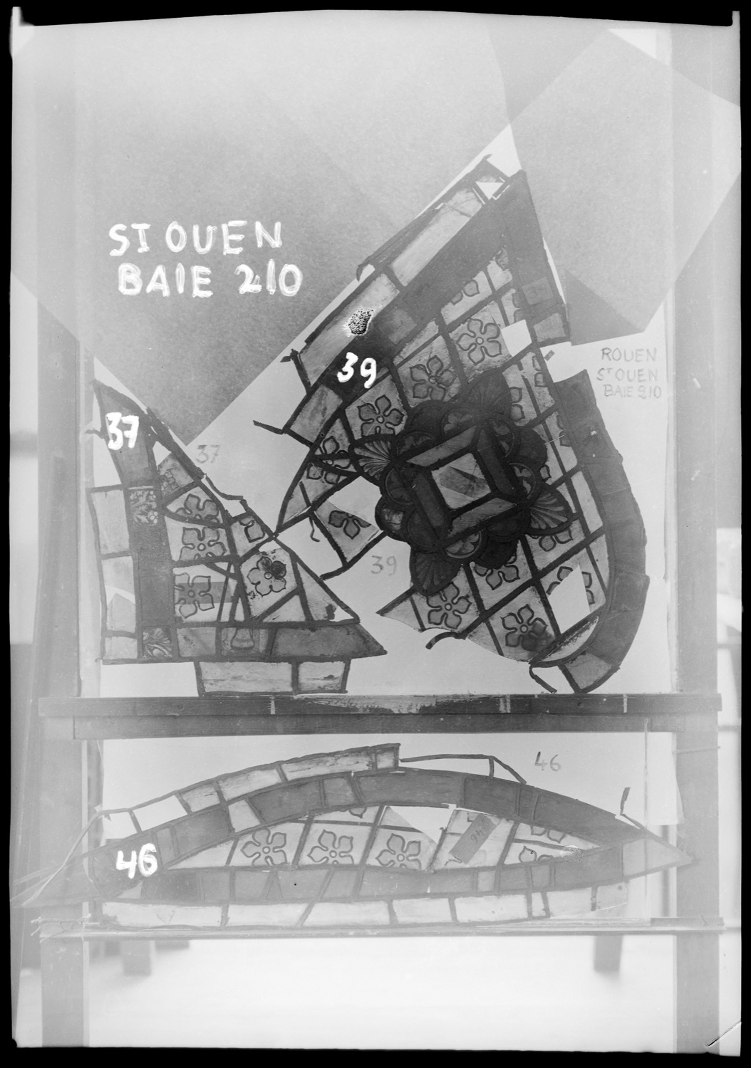 Eglise abbatiale : baie 210, panneaux de vitrail 37, 39 et 46