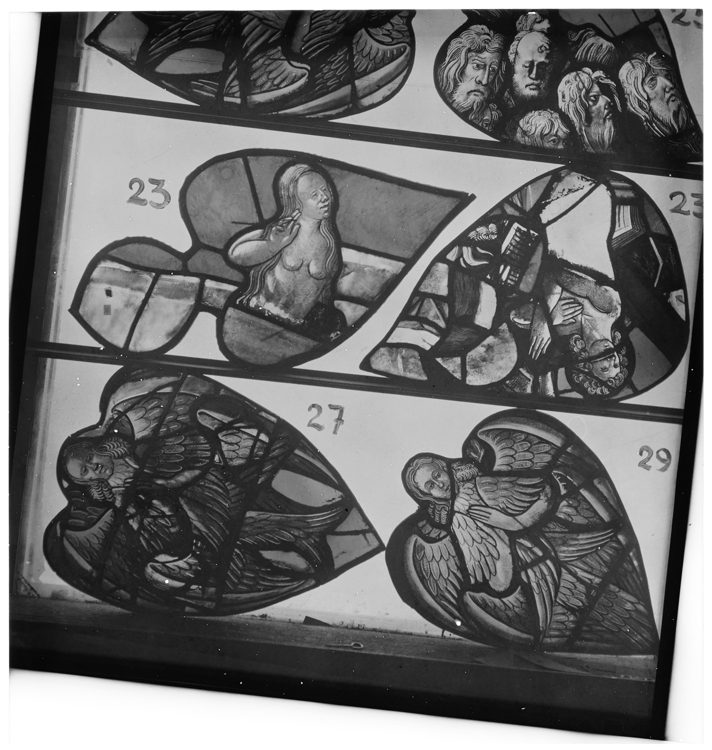 Eglise abbatiale : panneaux de vitrail 23, 27 et 29