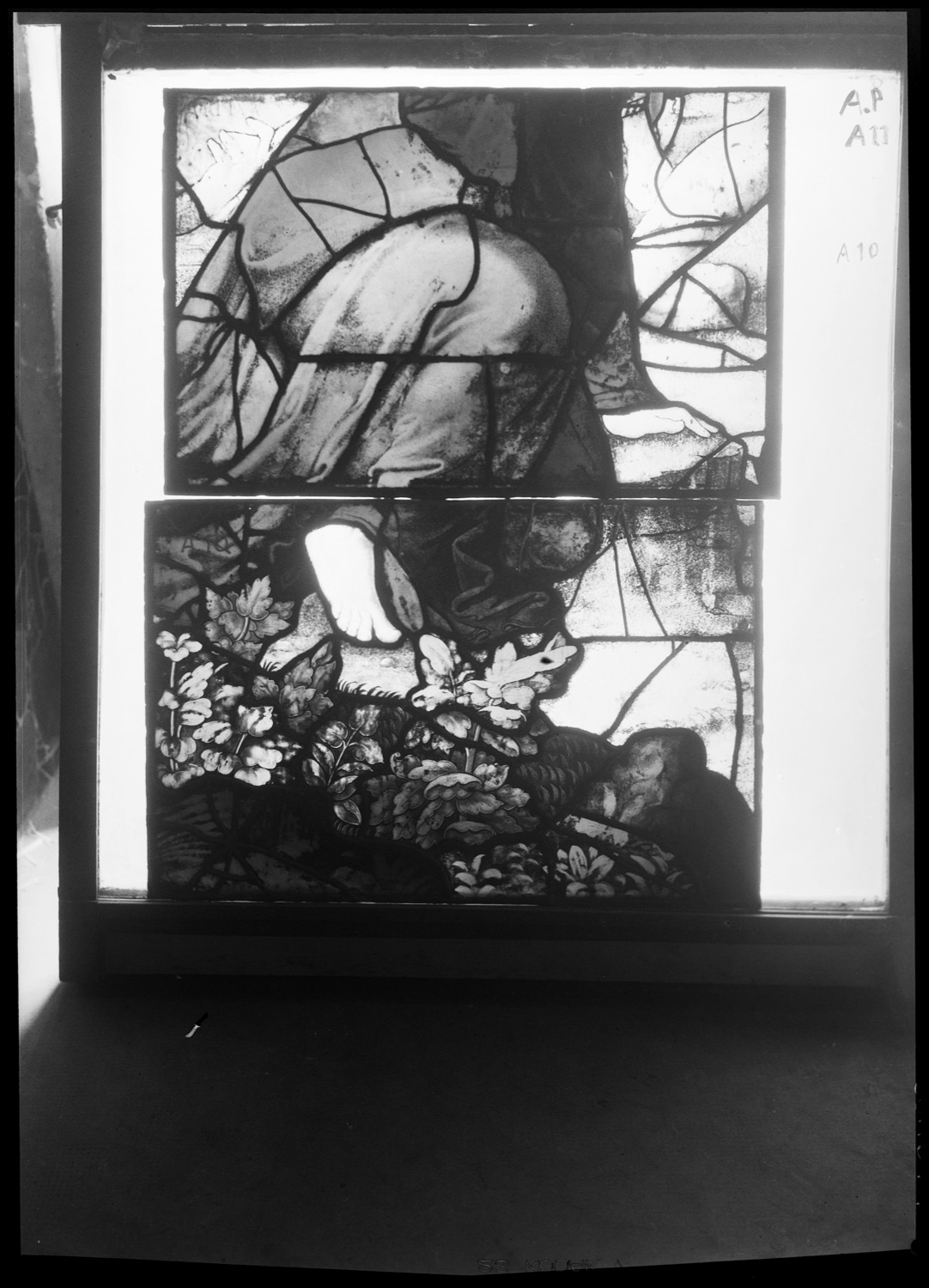 Baie A, panneaux de vitrail 10 et 11 [Baie 25]