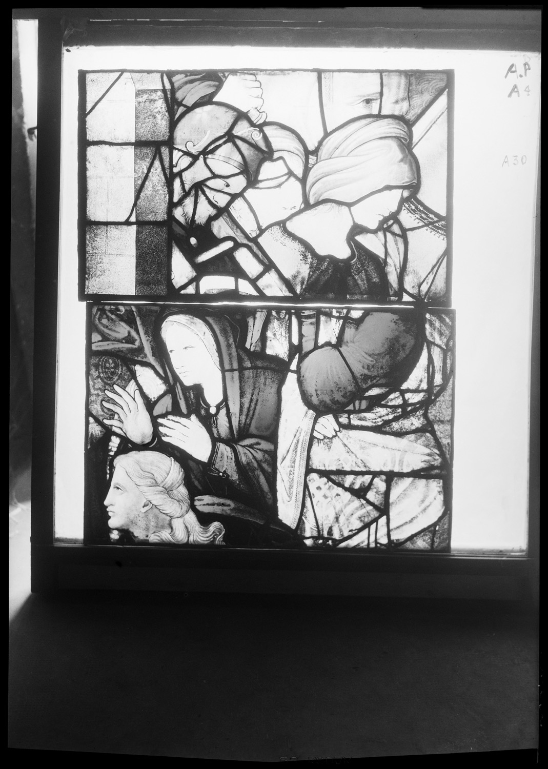 Baie A, panneaux de vitrail 4 et 30 [Baie 25]