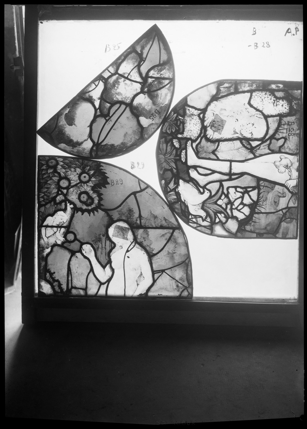 Baie B, panneaux de vitrail 25, 28 et 29 [Baie 23]