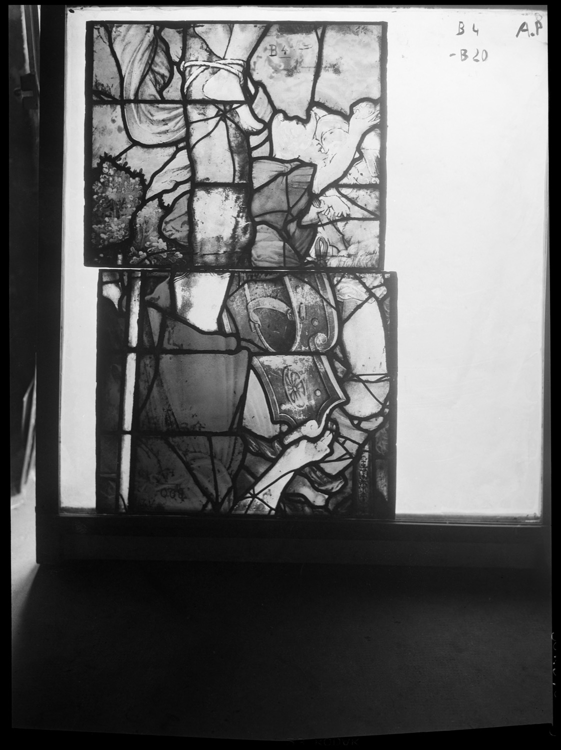 Baie B, panneaux de vitrail 4 et 20 [Baie 23]
