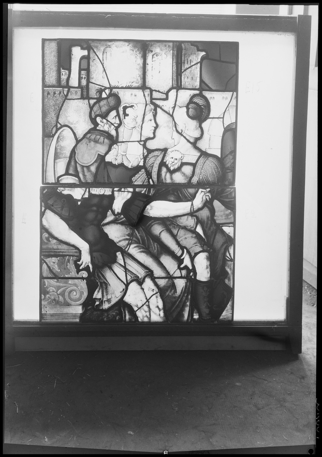 Baie E, panneaux de vitrail 2 et 15 [Baie 17]