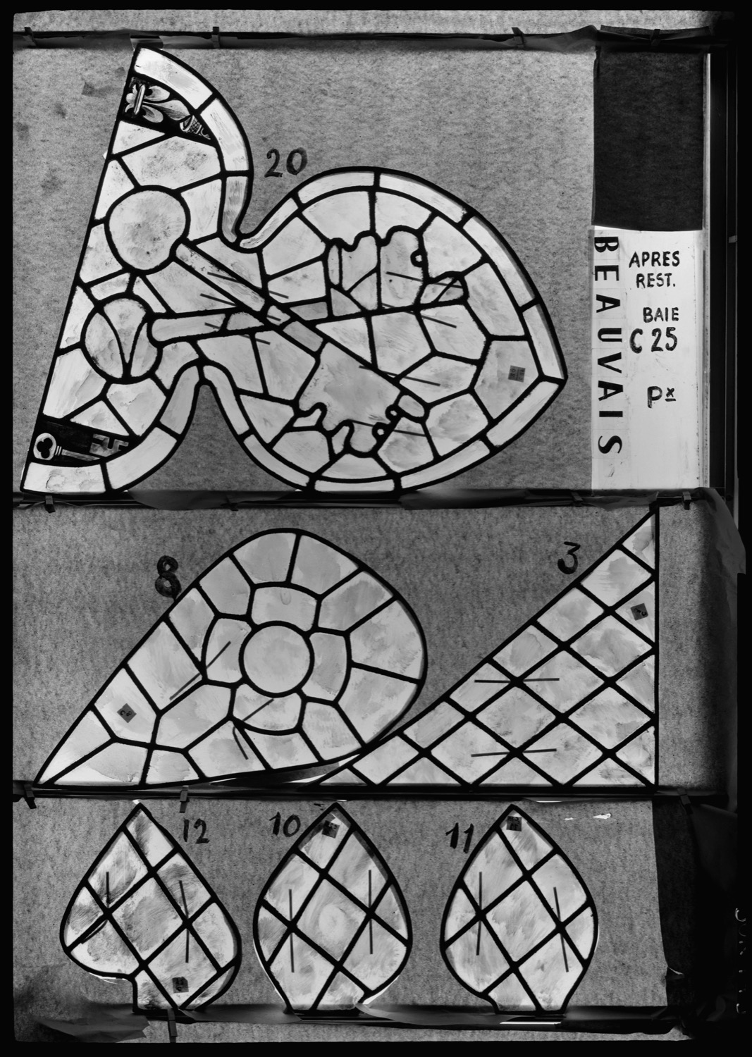 Baie C25, panneaux de vitrail 3, 8, 10, 11, 12 et 20