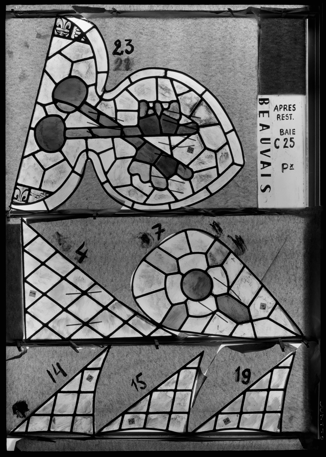 Baie C25, panneaux de vitrail 4, 7, 11, 15, 19 et 23