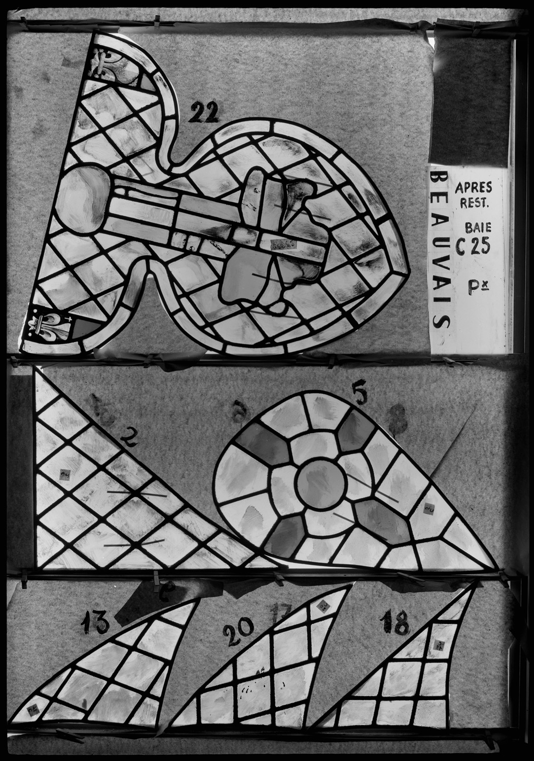 Baie C25, panneaux de vitrail 2, 5, 13, 18, 20 et 22