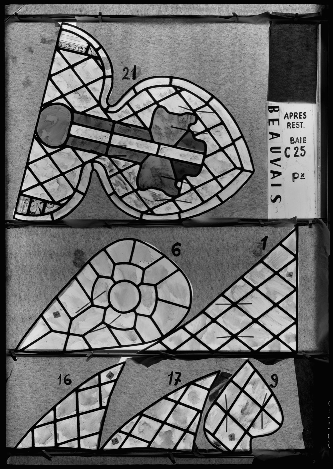 Baie C25, panneaux de vitrail 1, 6, 9, 16, 17 et 21