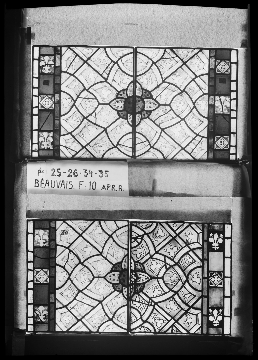 Baie F10, panneaux de vitrail 25, 26, 34 et 35 [Baie 10]