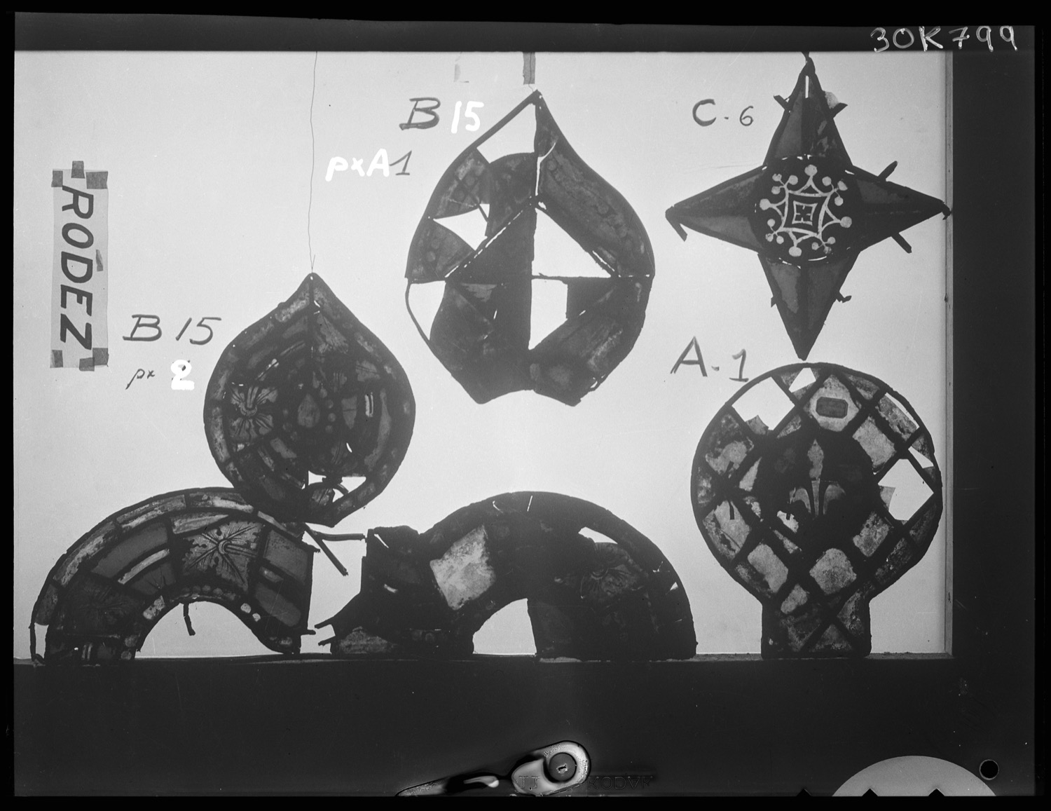 Baie A, panneau de vitrail 1 ; Baie B panneaux de vitrail 1 et 15 ; Baie C, panneau de vitrail 6