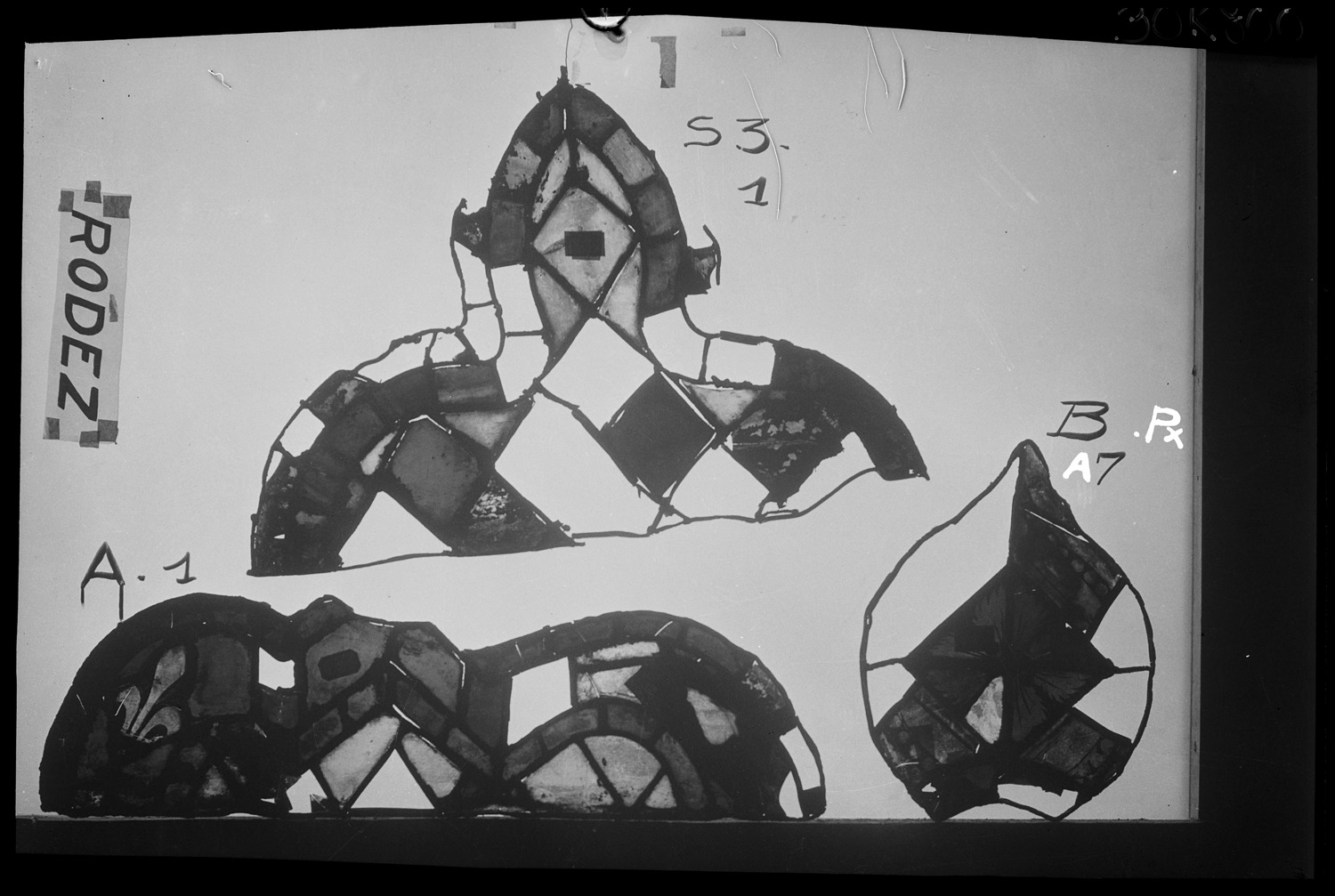 Baie A, panneau de vitrail 1 ; Baie B panneau de vitrail A ; Baie S, panneau de vitrail 31