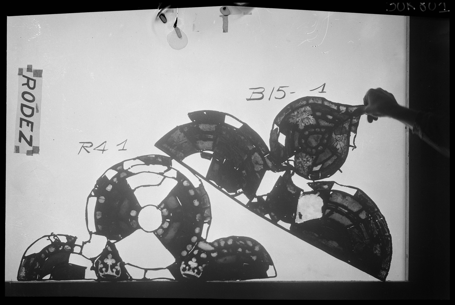 Baie B15, panneau de vitrail 1 ; Baie R4, panneau de vitrail 1