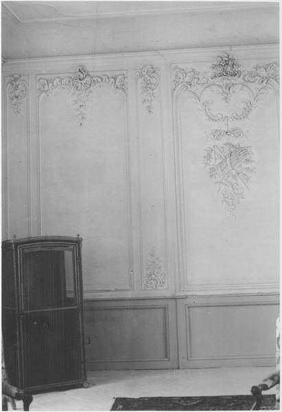 grand salon, décor de stuc, vue partielle