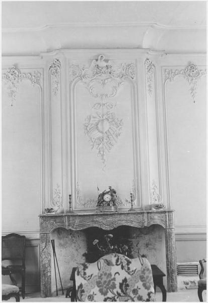 grand salon, décor de stuc, vue partielle