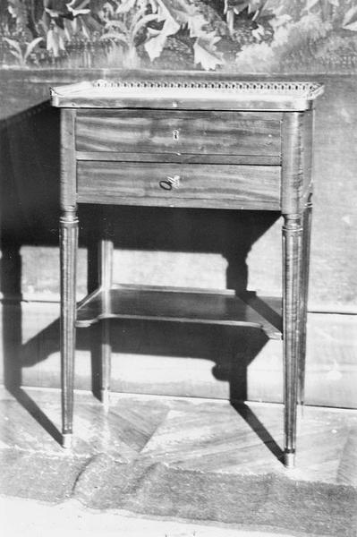 petite table en acajou à deux tiroirs du salon de billard (numéro d'inventaire 55)
