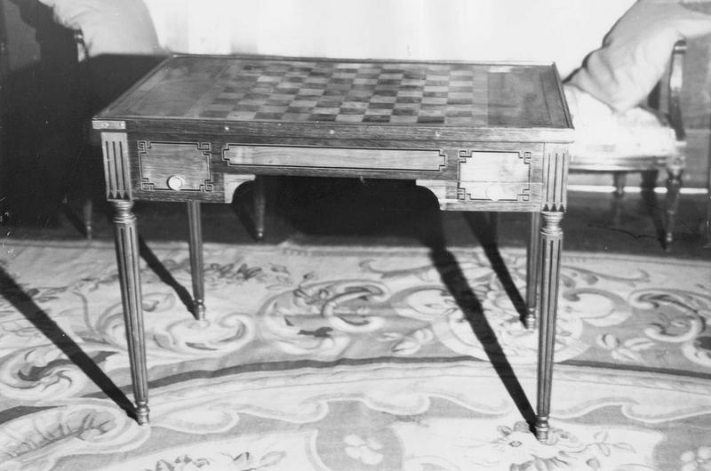 table de tric-trac en bois de placage avec jetons et porte-lumières dans le salon de billard (numéro d'inventaire 54)