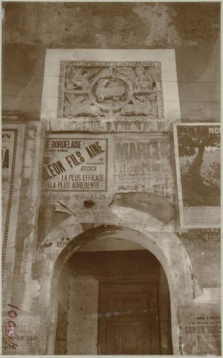 bas-relief : l'Agneau cantonné des 4 symboles des évangélistes