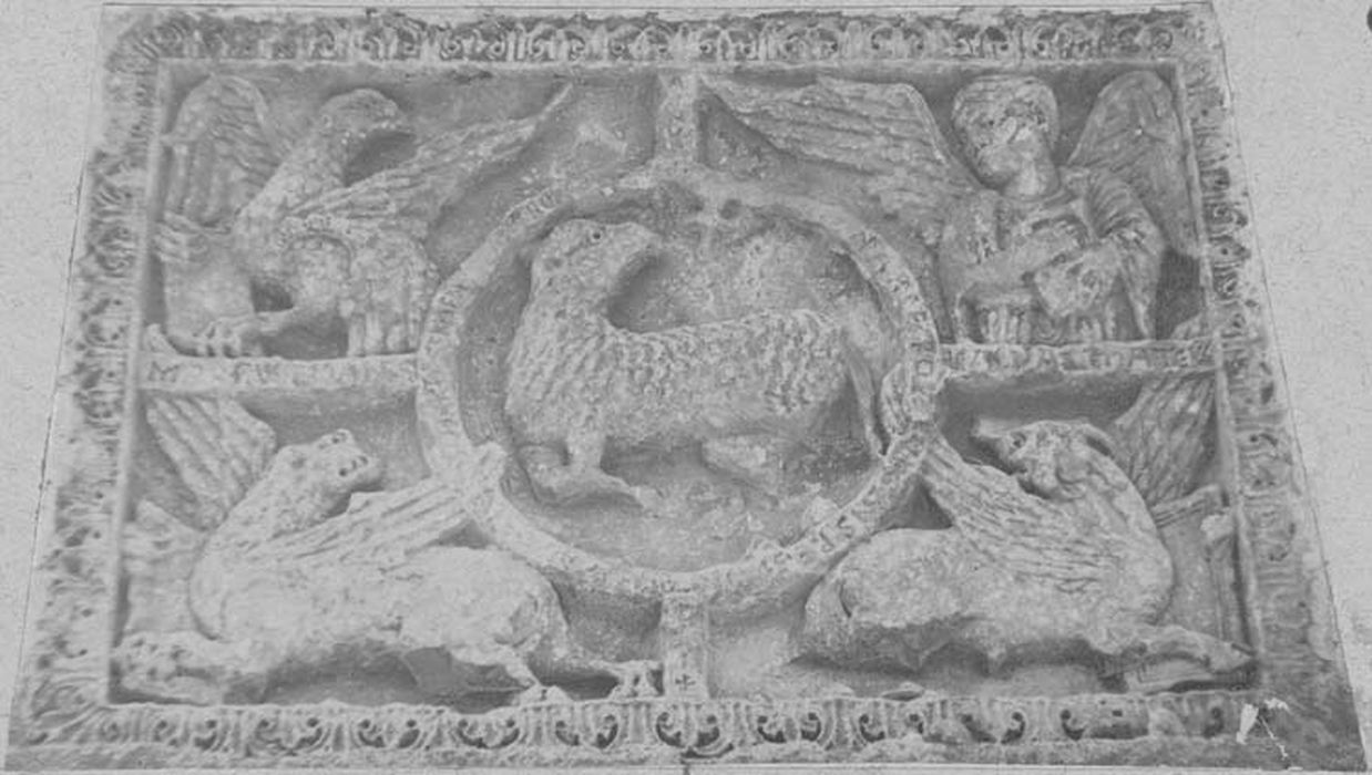 bas-relief : l'Agneau cantonné des 4 symboles des évangélistes