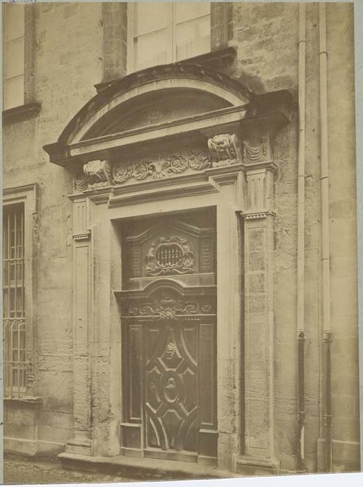 Hôtel Pierre de Luxembourg : Porte d’accès sur rue, vue générale - © Ministère de la Culture (France), Médiathèque du patrimoine et de la photographie, diffusion RMN-GP
