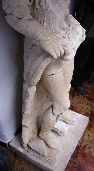 statue monumentale du dieu Priape. Partie basse, trois-quarts gauche. - © Ministère de la Culture (France), Médiathèque du patrimoine et de la photographie (objets mobiliers), tous droits réservés