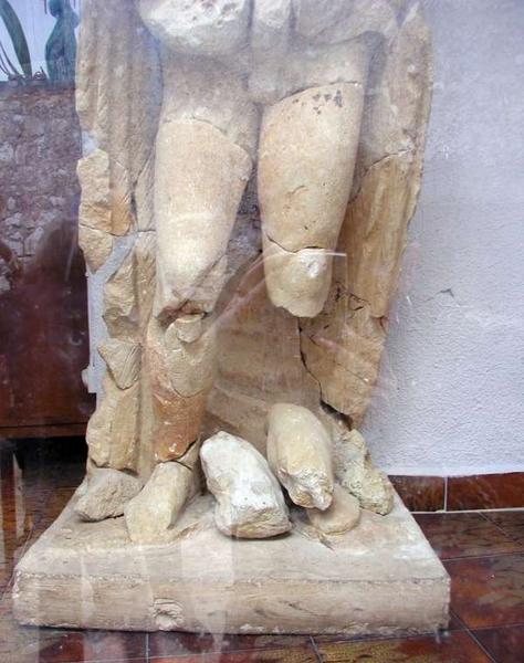 statue monumentale du dieu Priape. Partie basse, de face. - © Ministère de la Culture (France), Médiathèque du patrimoine et de la photographie (objets mobiliers), tous droits réservés