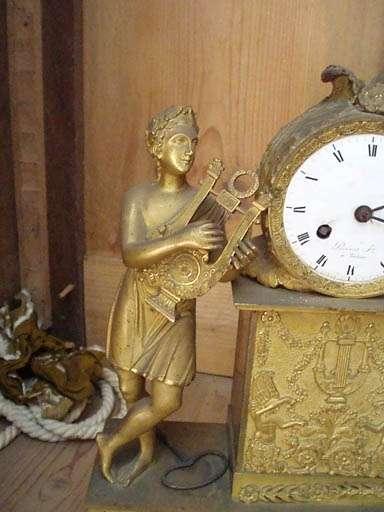 horloge à poser. Statuette d'éphèbe, côté gauche.