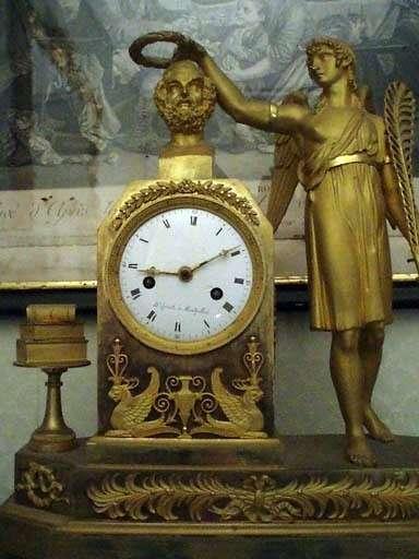 horloge à poser : le couronnement d'Homère. Victoire couronnant le buste d'Homère.