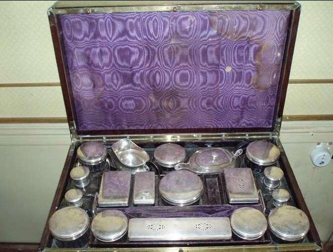 coffret de toilette (nécessaire de voyage). Affaires de toilette.